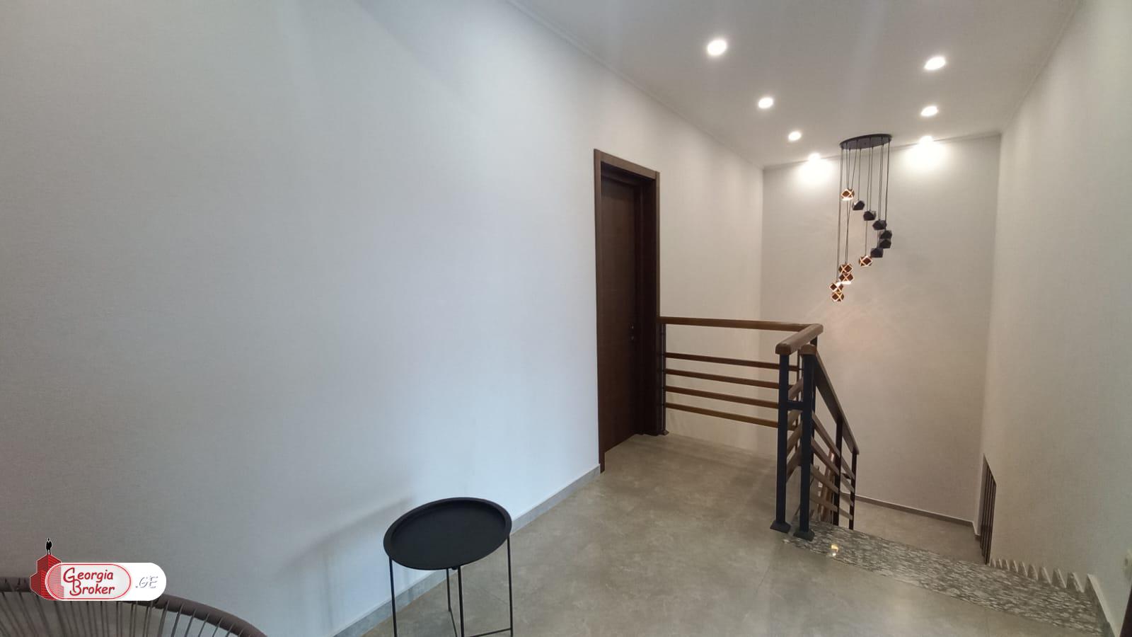 იყიდება ახალი გარემონტებული 11 ოთახიანი სახლი თბილისის შემოგარენში